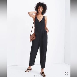 Madewell Black Jumpsuit with V-Neck and Tapered Leg sz 8